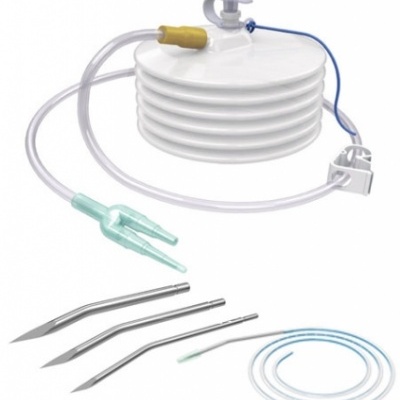 Kit médico com reservatório branco, mangueiras transparentes e pontas metálicas e verde