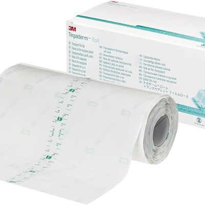 Rolo de filme plástico transparente Tegaderm 3M com embalagem branca e verde.