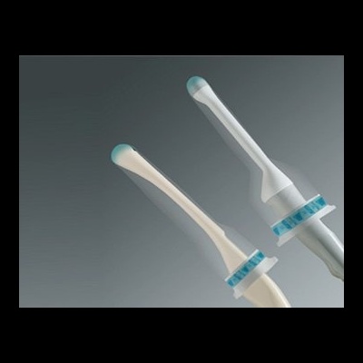 Duas escovas de dentes eléctricas com cerdas azul-claras e bases azuis sobre fundo cinzento