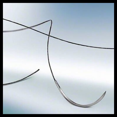 Agulha curva com fio preto em fundo azul e branco