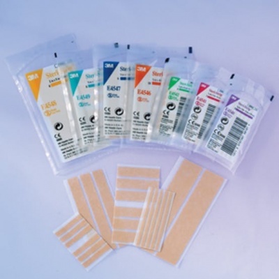Conjunto de pensos adesivos 3M Steri-Strip em embalagem transparente