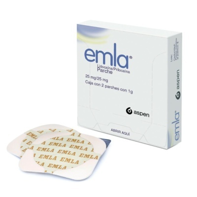 Caixa branca de parches Emla com dois parches expostos