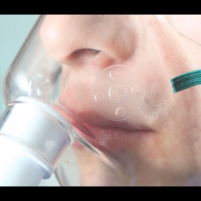 Máscara de oxigénio transparente no rosto de uma pessoa