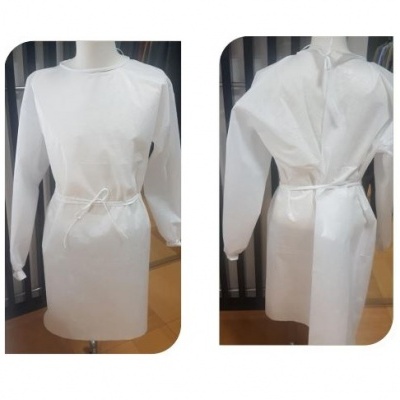 Vestido branco de mangas compridas em material plástico com laço branco à cintura
