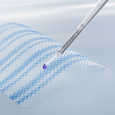 Tecido técnico branco com padrões hexagonais azuis e pipeta com líquido roxo