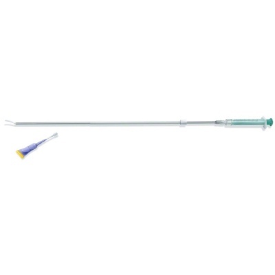 Instrumento médico longo e metálico com cabo verde e peça de plástico azul e amarelo