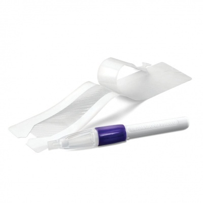 Caneta de limpeza branca com tampa azul e fitas adesivas transparentes