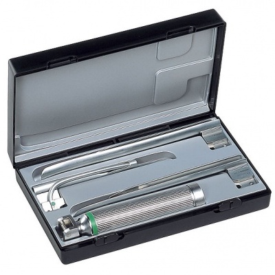 Conjunto médico de laringoscópio em estojo preto aberto com lâmina curva e cabo metálicos