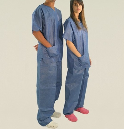 Pessoas vestindo fatos clínicos azuis com calças largas e camisolas de manga curta