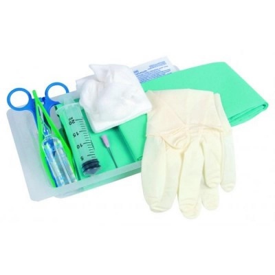 Conjunto de materiais médicos sobre bandeja plástica com luvas, seringa, tesoura e compressas.