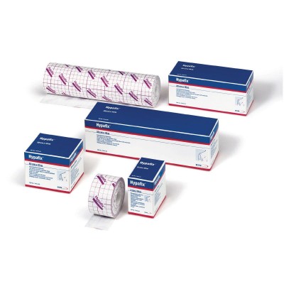 Embalagem médica Hypafix com rolos de fita adesiva e caixas em fundo branco