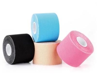 Quatro rolos de fita desportiva em várias cores sobre fundo branco