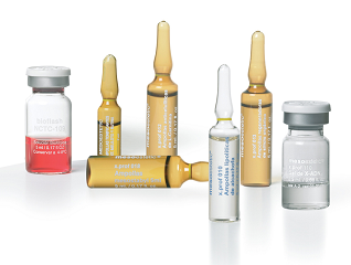 Frascos e ampolas médicas de vidro com soluções líquidas em diferentes cores