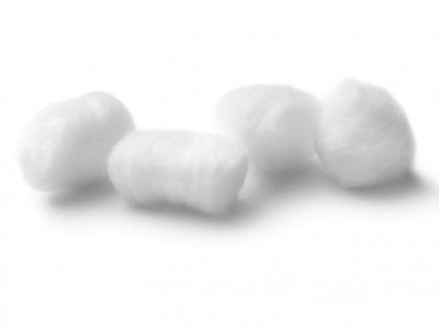 Bolas de algodão brancas sobre superfície branca