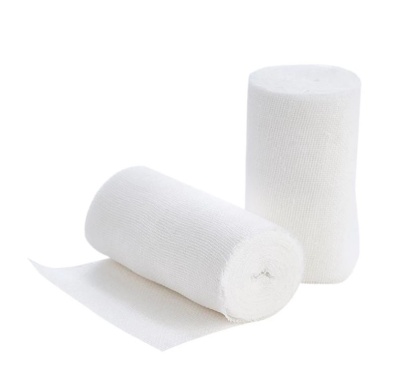 Dois rolos de atadura branca com textura de tecido elástico