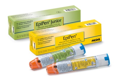Dois autoinjetores EpiPen com caixas, uma amarela e uma verde, sobre superfície branca.