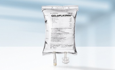 Garrafa de intravascular GELOPLASMA transparente com líquido e rótulo com texto