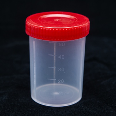 Recipiente plástico transparente com tampa vermelha e marcações em ml