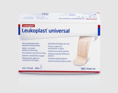 Embalagem de curativos adesivos Leukoplast Universal branca e azul com curativo bege visível