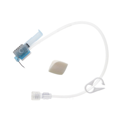 Kit médico com tubo transparente, clipe branco, terminal azul e espuma branca