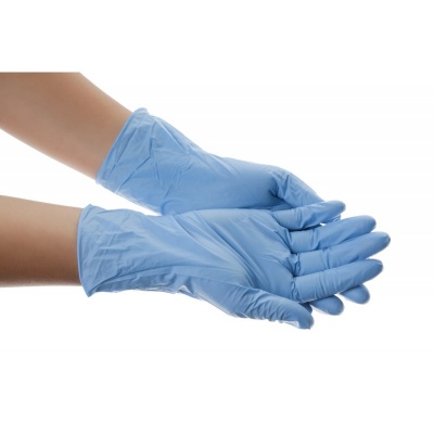 Par de luvas descartáveis azuis em mãos sobre fundo branco