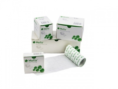 Caixas e rolo de fita adesiva médica Mefix branca e verde