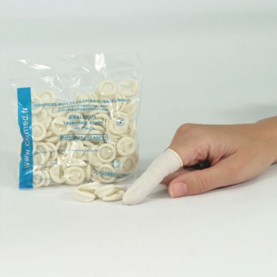 Anéis de látex creme e mão a usar anéis no fundo branco