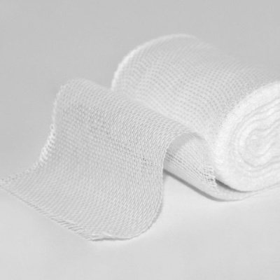 Rolo de faixa médica branca de malha