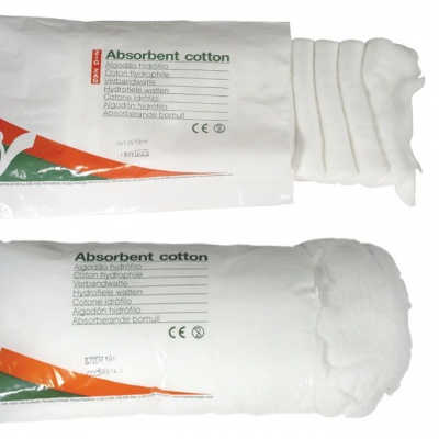 Pacotes de algodão absorvente branco embalados e um aberto mostrando o algodão