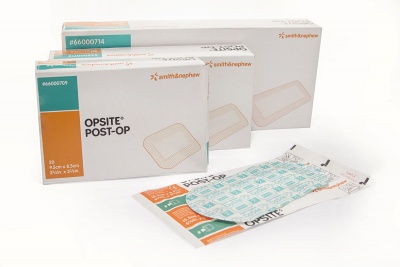 Caixas e curativos OPSITE POST-OP da smith&nephew em fundo branco.