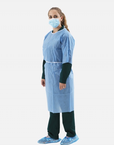 Pessoa com bata descartável azul e máscara em fundo branco