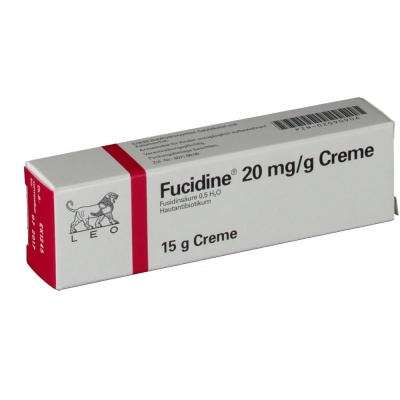 Caixa branca com detalhes vermelhos de creme Fucidine 20 mg/g da marca LEO