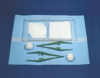 Conjunto médico com pinças verdes, compressas brancas e bolas de algodão sobre superfície azul