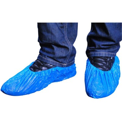 Proteções azuis descartáveis cobrindo sapatos pretos, usadas com calças de ganga