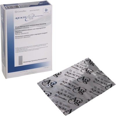 Caixa de pensos antissépticos AQUACEL Ag com embalagem prateada e azul