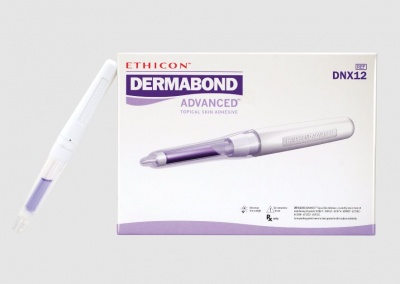 Adesivo cutâneo tópico Dermabond Advanced em caneta junto à caixa branca lilás Ethicon