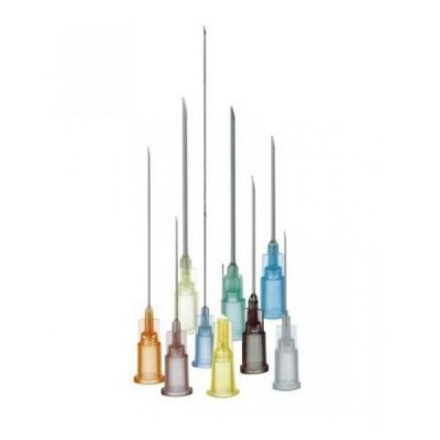 Agulhas hipodérmicas coloridas com diferentes comprimentos em fundo branco