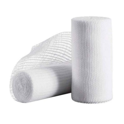 Dois rolos de atadura médica branca em fundo branco