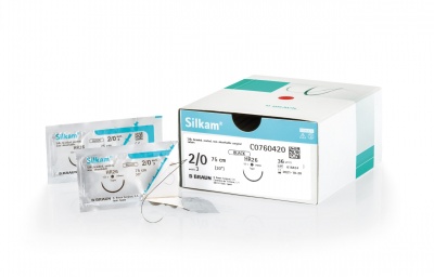 Fios cirúrgicos Silkam 2/0 embalados individualmente com caixa da marca BRAUN.
