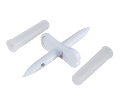 Conjunto de três peças de plástico branco sobre fundo branco