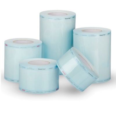 Cinco rolos azuis claros de bolsas de esterilização médica com texto nas bordas sobre fundo branco