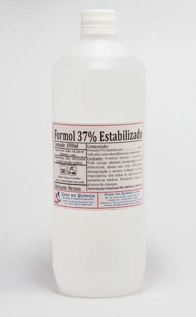 Garrafa branca de plástico com rótulo de formol 37% estabilizado