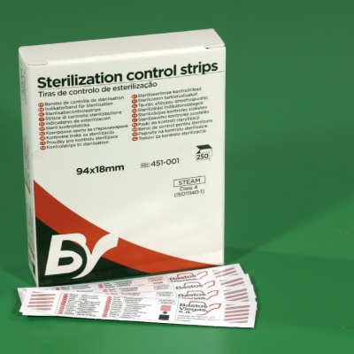 Caixa branca de tiras de controlo de esterilização com detalhes vermelhos e pretos e tiras fora da caixa sobre fundo verde.