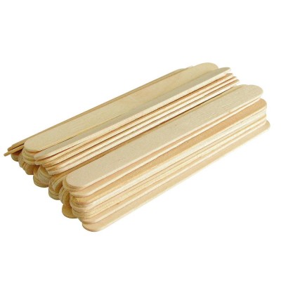 Palitos de madeira empilhados com fundo branco