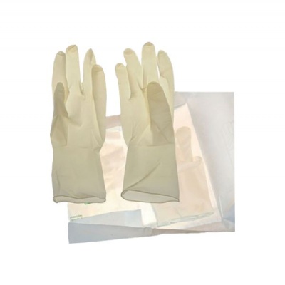 Par de luvas de borracha creme com embalagem plástica sobre superfície branca