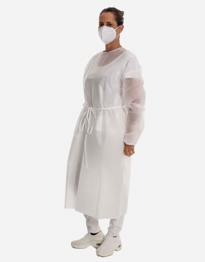 Pessoa com bata descartável branca e máscara em fundo branco