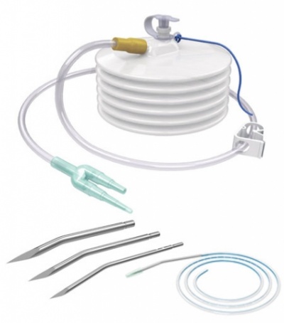 Kit médico com reservatório branco, mangueiras transparentes e pontas metálicas e verde