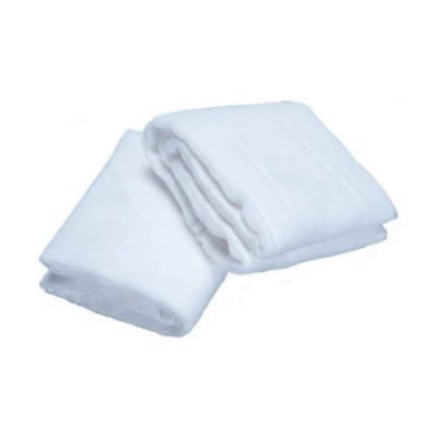 Duas toalhas brancas dobradas sobre fundo branco