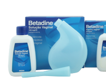 Conjunto de produtos Betadine Solução Vaginal com frasco branco e rótulo azul, embalagem azul e aplicador vaginal azul claro.