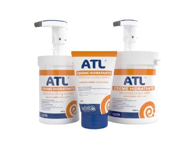 Três embalagens de creme hidratante ATL em branco, laranja e azul